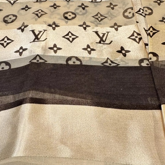 Silk Louis Vuitton Monogram Scarf 40”x39 - Picture 5 of 8